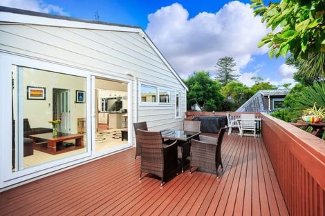 Photo of property in 2/10a Wernham Place, Northcote, Auckland, 0626