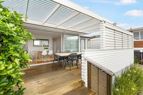 Photo of property in 38 Exmouth Road, Northcote, Auckland, 0627