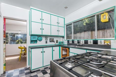 Photo of property in 33 Omega Street, Newlands, Wellington, 6037