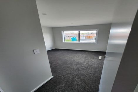 Photo of property in 17 Rewarewa Way, Timberlea, Upper Hutt, 5018