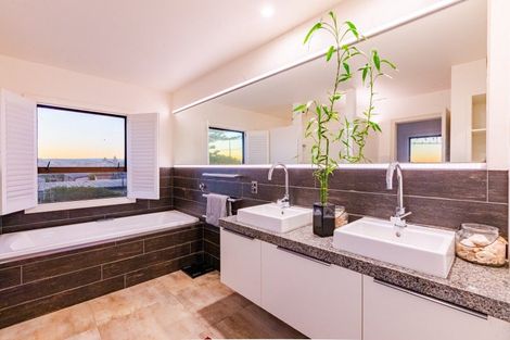 Photo of property in 62 Meeanee Quay, Westshore, Napier, 4110