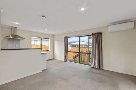 Photo of property in 15 Edwin Freeman Place, Ranui, Auckland, 0612