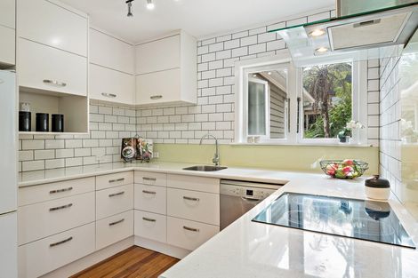 Photo of property in 5 Grovelands Way, Titirangi, Auckland, 0604