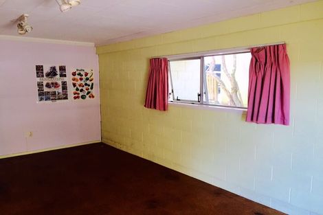 Photo of property in 22 Holdaway Avenue, Northcote, Auckland, 0627
