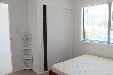 Photo of property in 1/4 Mossop Rise, Glenfield, Auckland, 0629