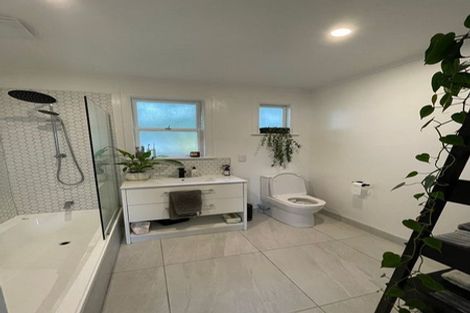 Photo of property in 5 Gill Avenue, Te Atatu Peninsula, Auckland, 0610