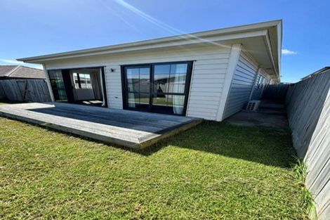 Photo of property in 10 Poutawa Lane, Clarks Beach, 2122
