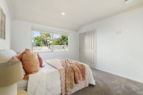 Photo of property in 12 English Oak Drive, Schnapper Rock, Auckland, 0632