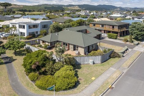 Photo of property in 6 Kotuku Drive, Paraparaumu Beach, Paraparaumu, 5032