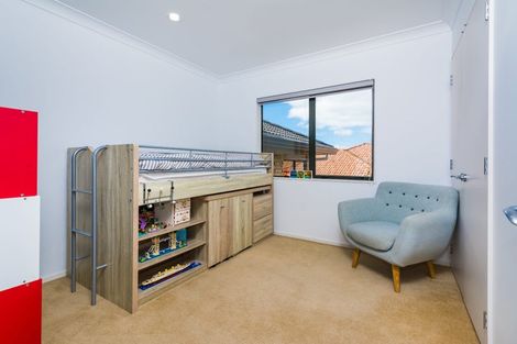 Photo of property in 26 Rising Parade, Fairview Heights, Auckland, 0632