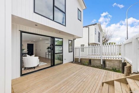 Photo of property in 17e Granville Drive, Massey, Auckland, 0614