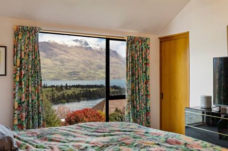 Photo of property in 9 Wakatipu Heights, Queenstown, 9300