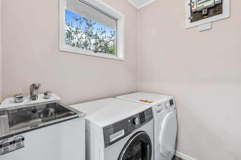 Photo of property in 2/94 Kaurilands Road, Titirangi, Auckland, 0602