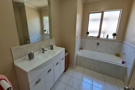 Photo of property in 34 Jadewynn Drive, Massey, Auckland, 0614