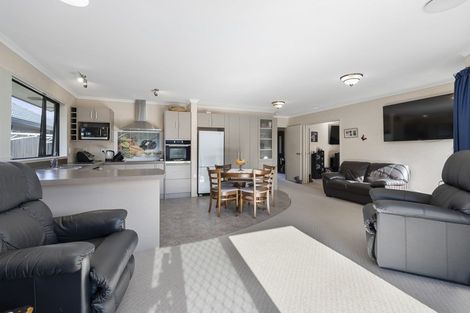 Photo of property in 25 Geneva Terrace, Kelvin Grove, Palmerston North, 4414