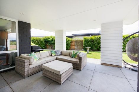 Photo of property in 132 Johnstone Drive, Fitzherbert, Palmerston North, 4410