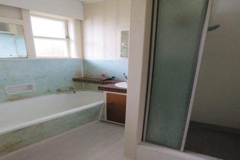 Photo of property in 33 Savoy Road, Glen Eden, Auckland, 0602