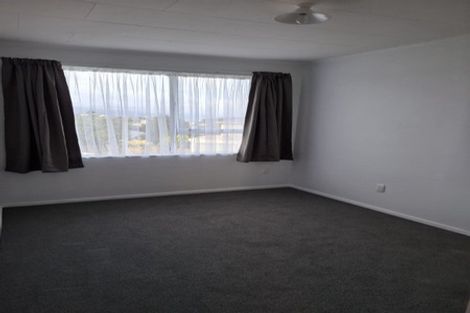 Photo of property in 4 Stroud Way, Newlands, Wellington, 6037