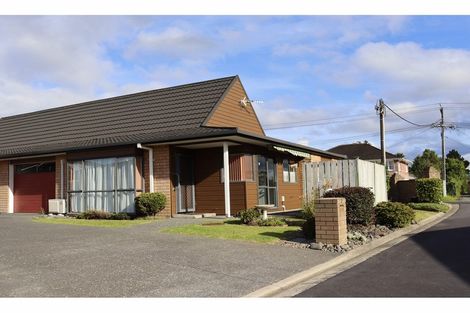 Photo of property in 2/56 Larnoch Road, Henderson, Auckland, 0610