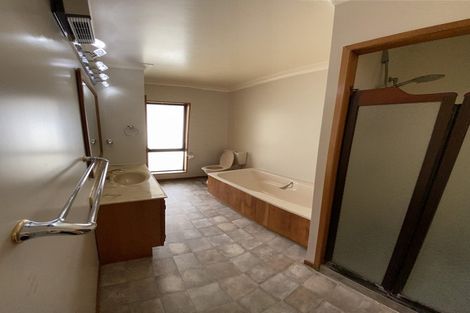 Photo of property in 1 Kingsclere Place, Goodwood Heights, Auckland, 2105