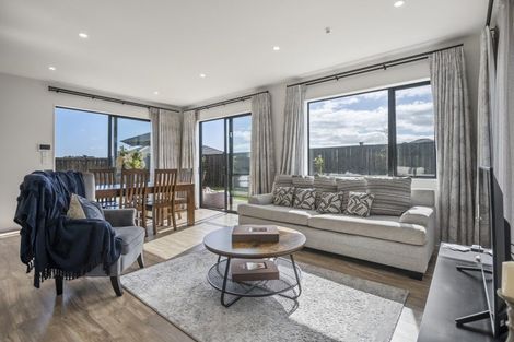 Photo of property in 11 Koiora Road, Clarks Beach, 2122