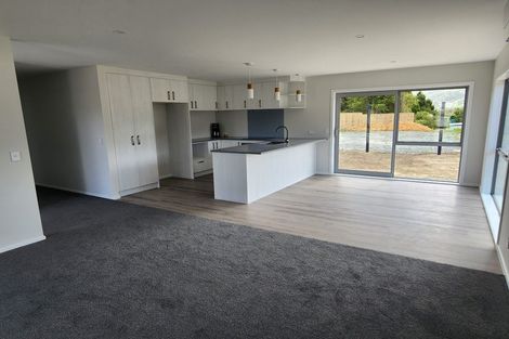 Photo of property in 17 Rewarewa Way, Timberlea, Upper Hutt, 5018