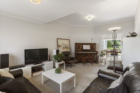 Photo of property in 16 Ocean View Road, Milford, Auckland, 0620
