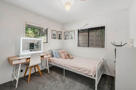 Photo of property in 2/8 Heatherleigh Rise, Northcross, Auckland, 0632