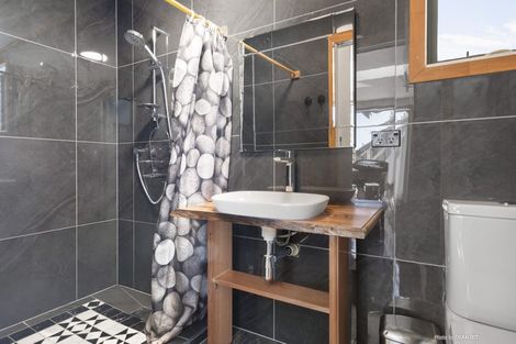 Photo of property in 274 Queens Drive, Lyall Bay, Wellington, 6022