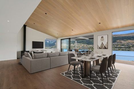 Photo of property in 6 Red Deer Rise, Kelvin Heights, Queenstown, 9300