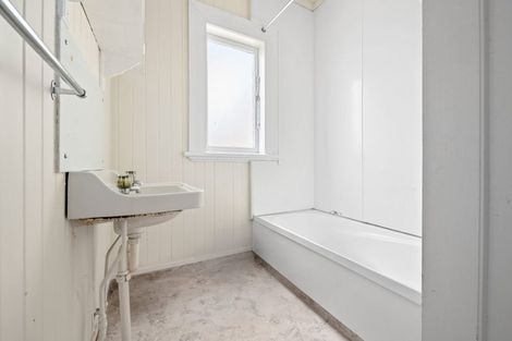 Photo of property in 16 Coates Street, Hamilton East, Hamilton, 3216