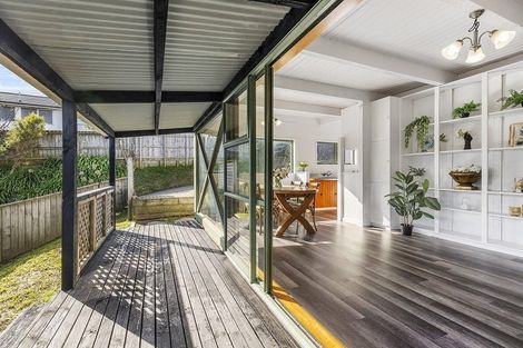 Photo of property in 117 Gloaming Hill, Titahi Bay, Porirua, 5022