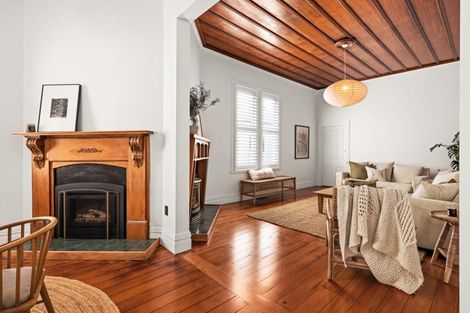Photo of property in 27 Napier Terrace, Hospital Hill, Napier, 4110