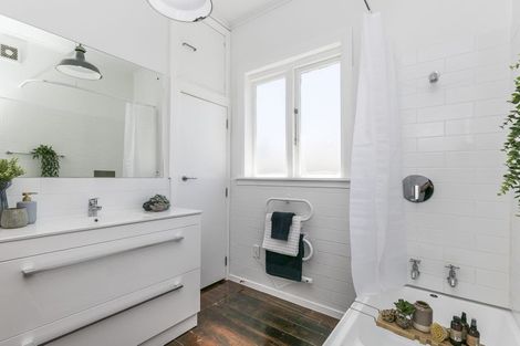 Photo of property in 59 Severn Street, Island Bay, Wellington, 6023