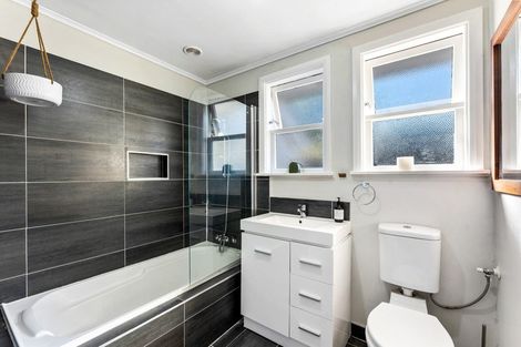 Photo of property in 328 Oxford Terrace, Avalon, Lower Hutt, 5011