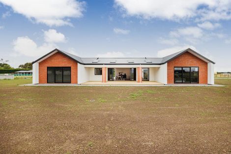 Photo of property in 11 Te Kahu Lane, Halcombe, 4779