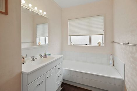 Photo of property in 14 Hilton Road, St Andrews, Hamilton, 3200