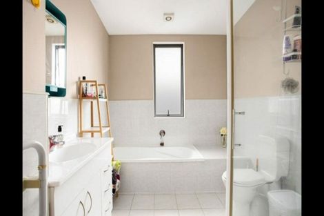 Photo of property in 30/3 Hulme Place, Henderson, Auckland, 0612