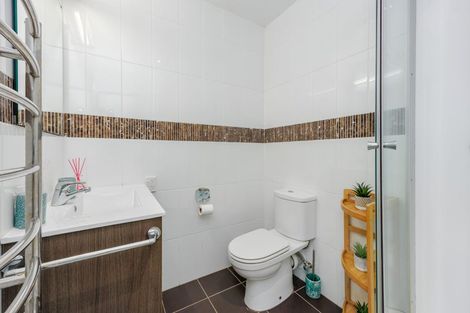 Photo of property in 1/22 Sandown Road, Rothesay Bay, Auckland, 0630