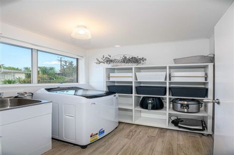 Photo of property in 100 Awaroa Road, Sunnyvale, Auckland, 0612