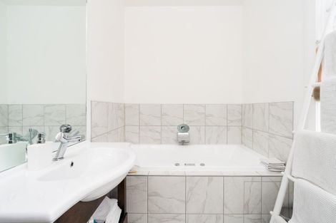 Photo of property in 37 The Crescent, Roseneath, Wellington, 6011