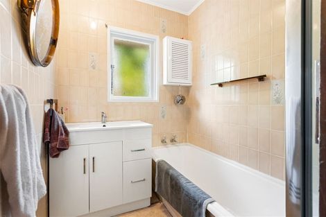 Photo of property in 5 Crystal Avenue, Glendene, Auckland, 0602