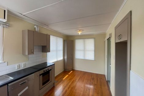 Photo of property in 12 Gill Avenue, Te Atatu Peninsula, Auckland, 0610