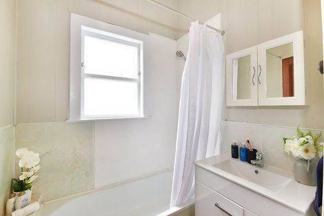 Photo of property in 21 Railway Street, Helensville, 0800