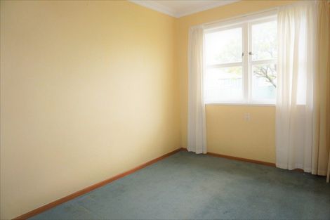 Photo of property in 32 Queenwood Road, Levin, 5510