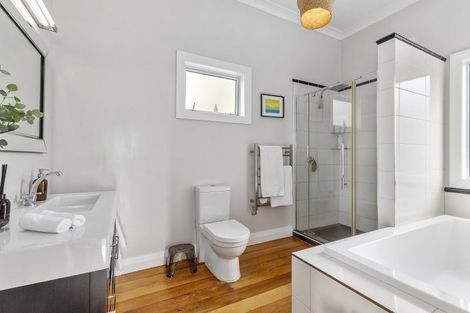 Photo of property in 118 Sutherland Road, Melrose, Wellington, 6023