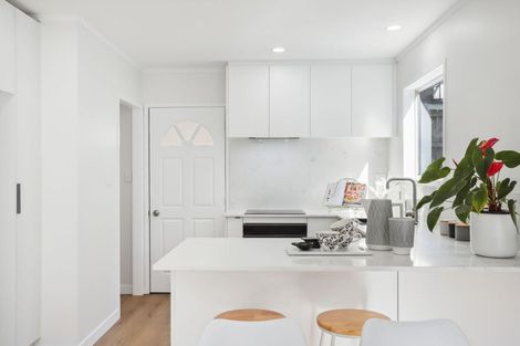 Photo of property in 9a/2 De Val Drive, Titirangi, Auckland, 0604