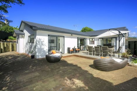 Photo of property in 15 Thornbill Rise, Unsworth Heights, Auckland, 0632