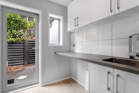 Photo of property in 22 Drayton Drive, Mount Pleasant, Christchurch, 8081