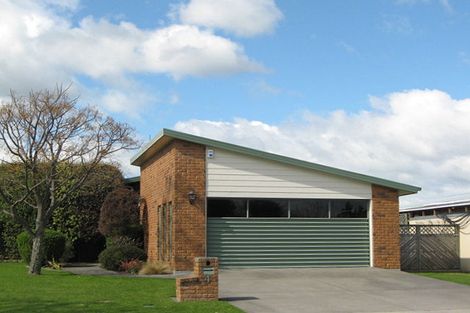 Photo of property in 4 Edgewater Grove, Whakatane, 3120